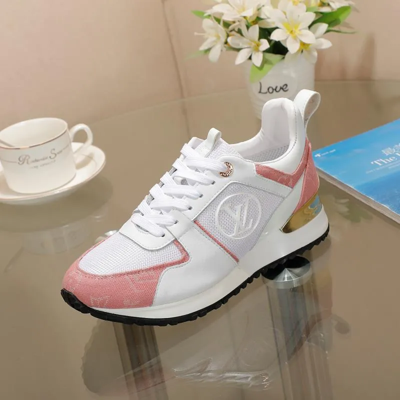 👟👟Ex-factory price 400👟👟 Men's size +10 Couple style, 2019 spring and summer new LOUIS VUITTON The same style of casual sports shoes is launched on Louis Vuitton's official website. Fabric: imported cowhide/cow velvet/breathable mesh, (imported mesh with silicone LV logo), rubber combination outsole, 2cm behind the sole, built-in 0.5cm comfortable feet, size 35-41 for women, 39-46 for men, welcome new and old customers to repost pictures for sale